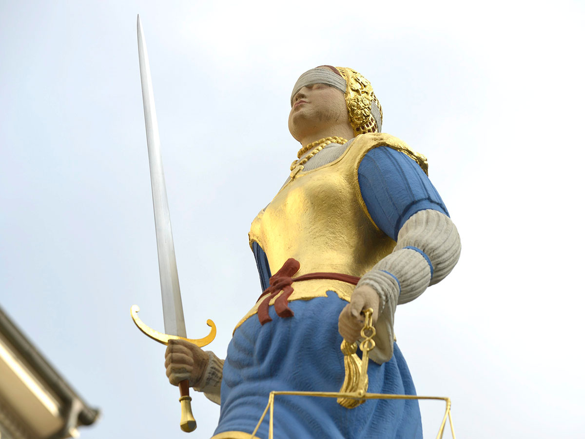 [Symbolbild] Die Statue der Justitia am 13. November 2012 auf dem Place de la Palud in Lausanne. Gesetzliche Bestimmungen werden durch Verordnungen konkretisiert und sind verbindlich rechtskräftig. Foto: Keystone-SDA / Christian Brun