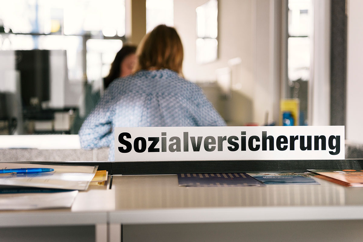 In wirtschaftlichen Notlagen erhalten auch Schweizer und Schweizerinnen Sozialhilfe: Menschen im Gespräch an einem Schalter des Sozialzentrums Albisriederhaus in Zürich, aufgenommen am 31. März 2016.  Foto: Keystone-SDA/Christian Beutler 