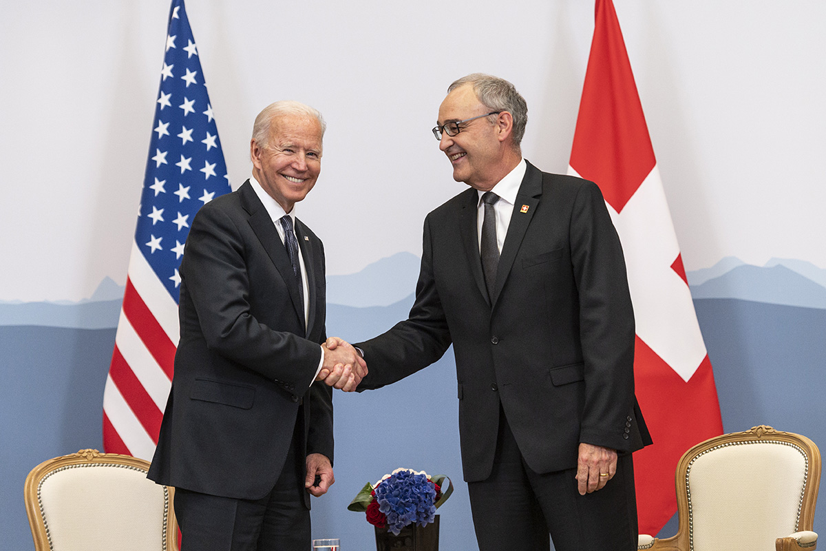 Joe Biden und Guy Parmelin geben sich die Hand am U.S. - Russia Summit vom 15. Juni 2021 in Genf. Foto: Keystone-SDA / Alessandro della Valle