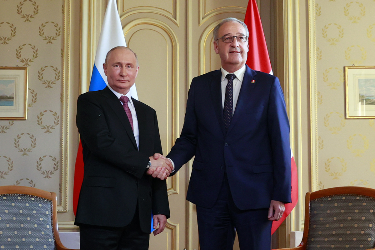 Einen Tag später, am 16. Juni 2021, ein Händedruck zwischen Wladimir Putin und Guy Parmelin während eines bilateralen Treffens am U.S. - Russia Summit in Genf. Foto: Keystone-SDA / Pool Reuters/ Denis Balibouse