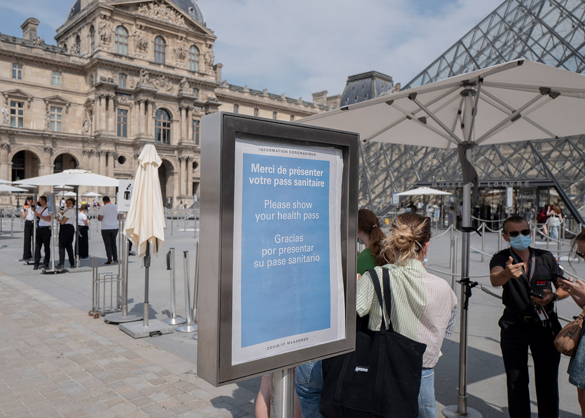 Besucherinnen und Besucher registrieren sich am 23. Juli 2021 für einen COVID-19-Test im Louvre-Museum in Paris. Ein Schild weist auf den speziellen COVID-Ausweis hin, der für einen Besuch in öffentlichen Einrichtungen wie Museen oder Kinos in Frankreich nötig ist. Foto: Keystone-SDA / AP Photo/ Rafael Yaghobzadeh Besucherinnen und Besucher registrieren sich am 23. Juli 2021 für einen COVID-19-Test im Louvre-Museum in Paris. Ein Schild weist auf den speziellen COVID-Ausweis hin, der für einen Besuch in öffentlichen Einrichtungen wie Museen oder Kinos in Frankreich nötig ist. Foto: Keystone-SDA / AP Photo/ Rafael Yaghobzadeh