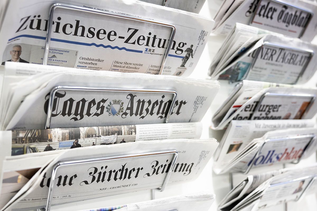 Verschiedene Tageszeitungen warten am 1. Februar 2022 in einer Auslage in Zürich auf ihre Leserschaft.  Foto: Keystone-SDA / Ennio Leanza