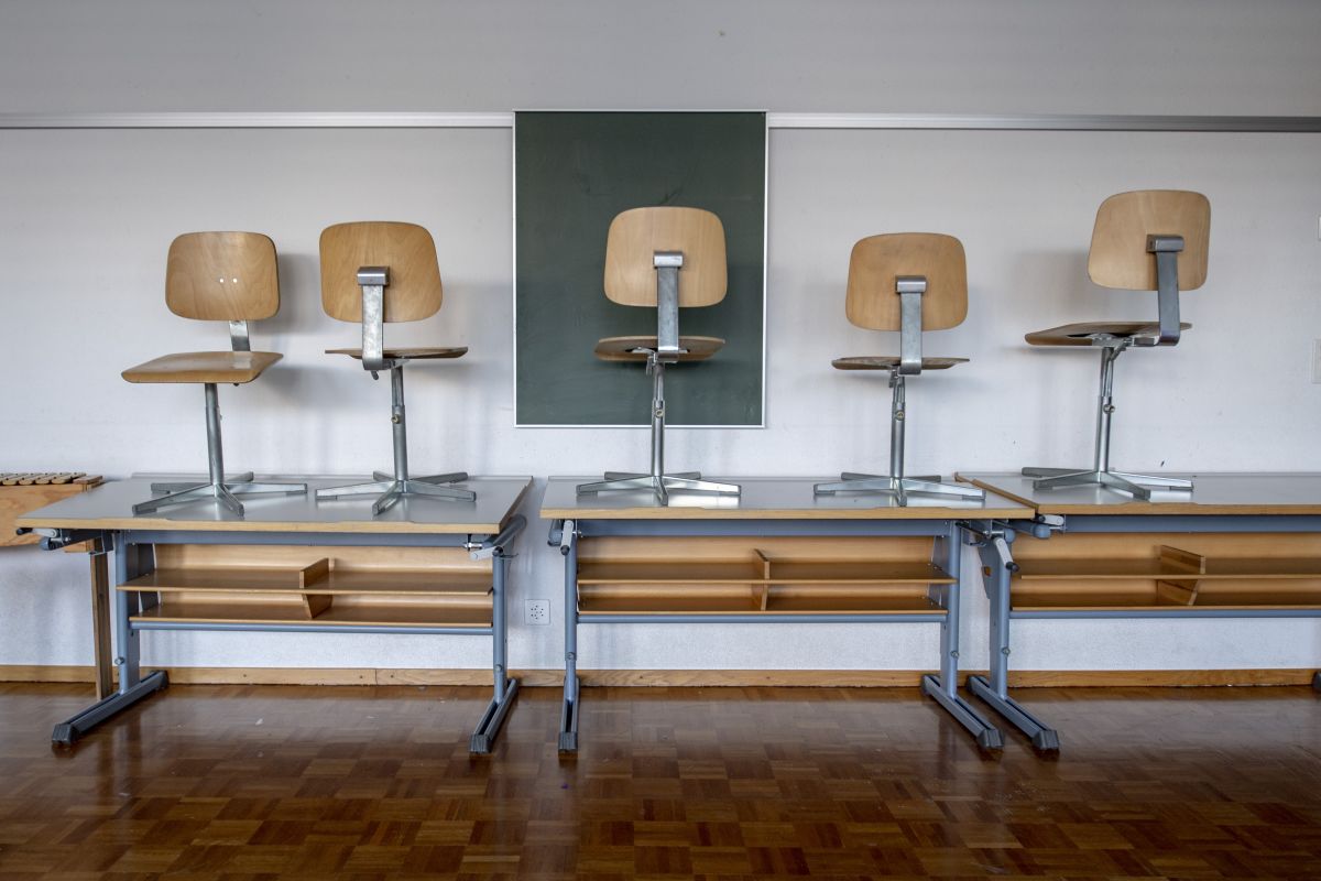 [Symbolbild] Ein leeres Klassenzimmer in einer Primarschule in Stans, Schweiz, am 16. März 2020. Im Schulhaus Maihof in der Stadt Luzern fand am 29. Januar 2021 ein Massentest zur Prävention statt. Es handelte sich dabei um den ersten Massentest an einer Schule im Kanton Luzern. Foto: Keystone-SDA / Urs Flueeler