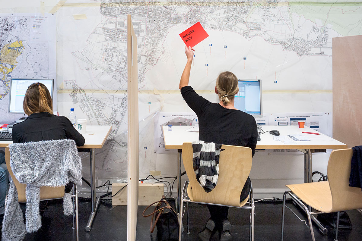 Eine Stimmenzählerin hält am Abstimmungssonntag vom 18. Oktober 20215 während der Auszählung der Stimmzettel in der Stadt Zug einen roten Zettel mit der Aufschrift Eine Stimmenzählerin hält am Abstimmungssonntag vom 18. Oktober 20215 während der Auszählung der Stimmzettel in der Stadt Zug einen roten Zettel mit der Aufschrift