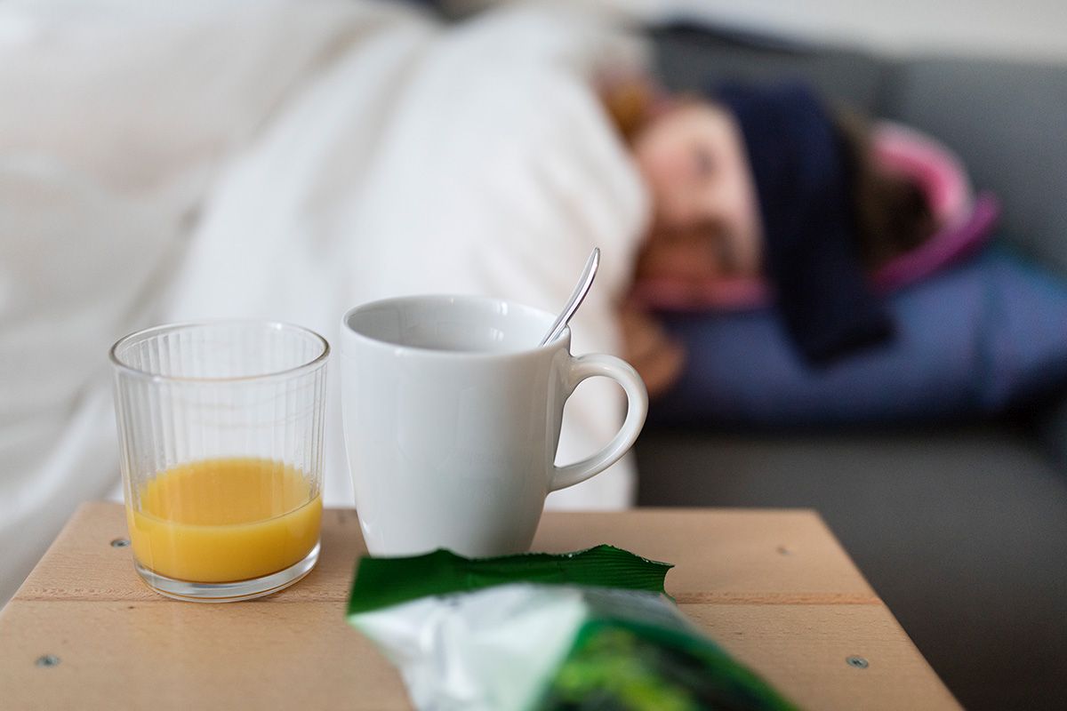 [Symbolbild] Ein Mädchen mit Grippe schläft am 19. Februar 2016 auf dem Sofa ihrer Familie in Rigi Klösterli. Foto: Keystone-SDA / Gaëtan Bally