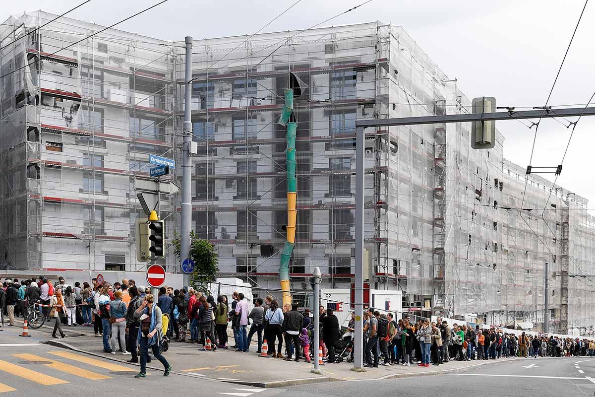 Wohnungssuchenden am 3. Juni 2016 bei der Besichtigung einer Musterwohnung der Wohnungssiedlung Kronenwiese im Zürcher Quartier Unterstrass. Auf der Kronenwiese erstellte die Stadt insgesamt 99 2½- bis 5½-Zimmer-Wohnungen sowie sechs Geschäftsräume. Foto: Keystone-SDA / Walter Bieri Wohnungssuchenden am 3. Juni 2016 bei der Besichtigung einer Musterwohnung der Wohnungssiedlung Kronenwiese im Zürcher Quartier Unterstrass. Auf der Kronenwiese erstellte die Stadt insgesamt 99 2½- bis 5½-Zimmer-Wohnungen sowie sechs Geschäftsräume. Foto: Keystone-SDA / Walter Bieri