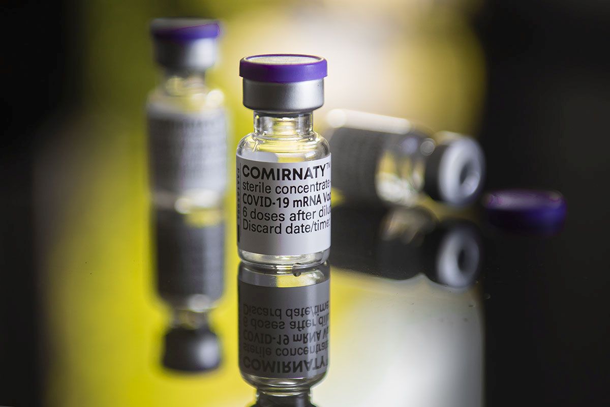 Drei Fläschchen mit dem Covid-19 Impfstoff von Pfizer/Biontech (Juli 2021). Foto: Keystone-SDA / Pablo Gianinazzi