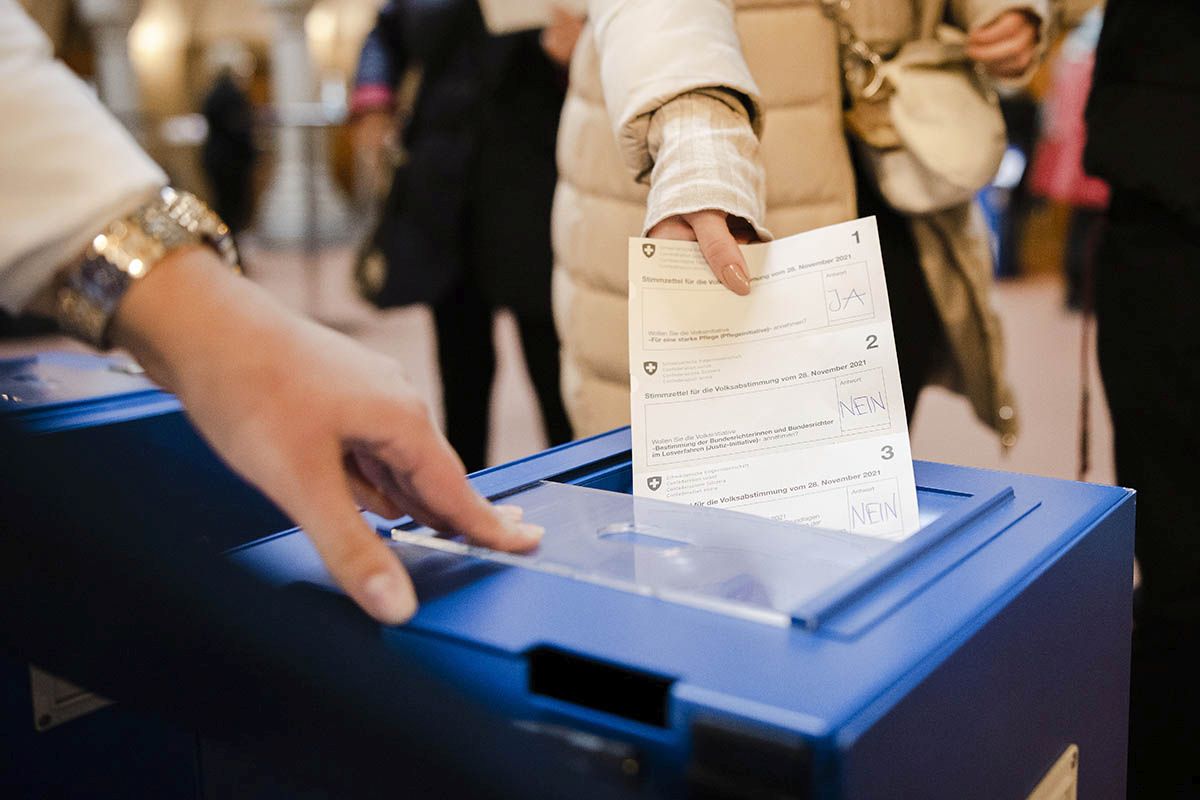 Bei der Abstimmung vom 28. November 2021 legten 62 Prozent der Schweizer Stimmbevölkerung ein Ja zur Änderung des Covid-19-Gesetzes  in die Urne – hier bei der Stimmabgabe im Zürcher Stadthaus. Foto: Keystone-SDA / Michael Buholzer 