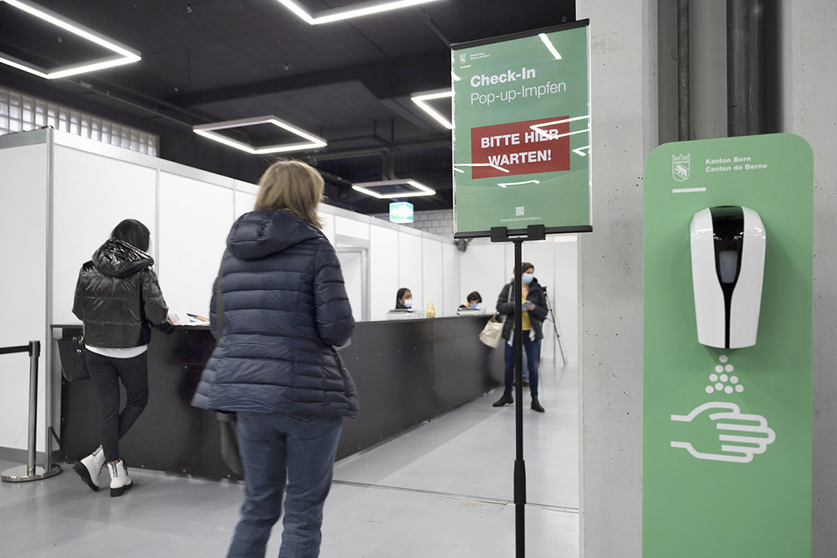 [Symbolbild] Check-In beim Walk-In Impfzentrum auf dem BEA-Expo-Gelände am 21. Dezember 2021 in Bern. Das Schweizerische Heilmittelinstitut Swissmedic verzeichnet soweit keine Todesfälle aufgrund einer Covid-19-Impfung. Foto: Keystone-SDA / Peter Klaunzer