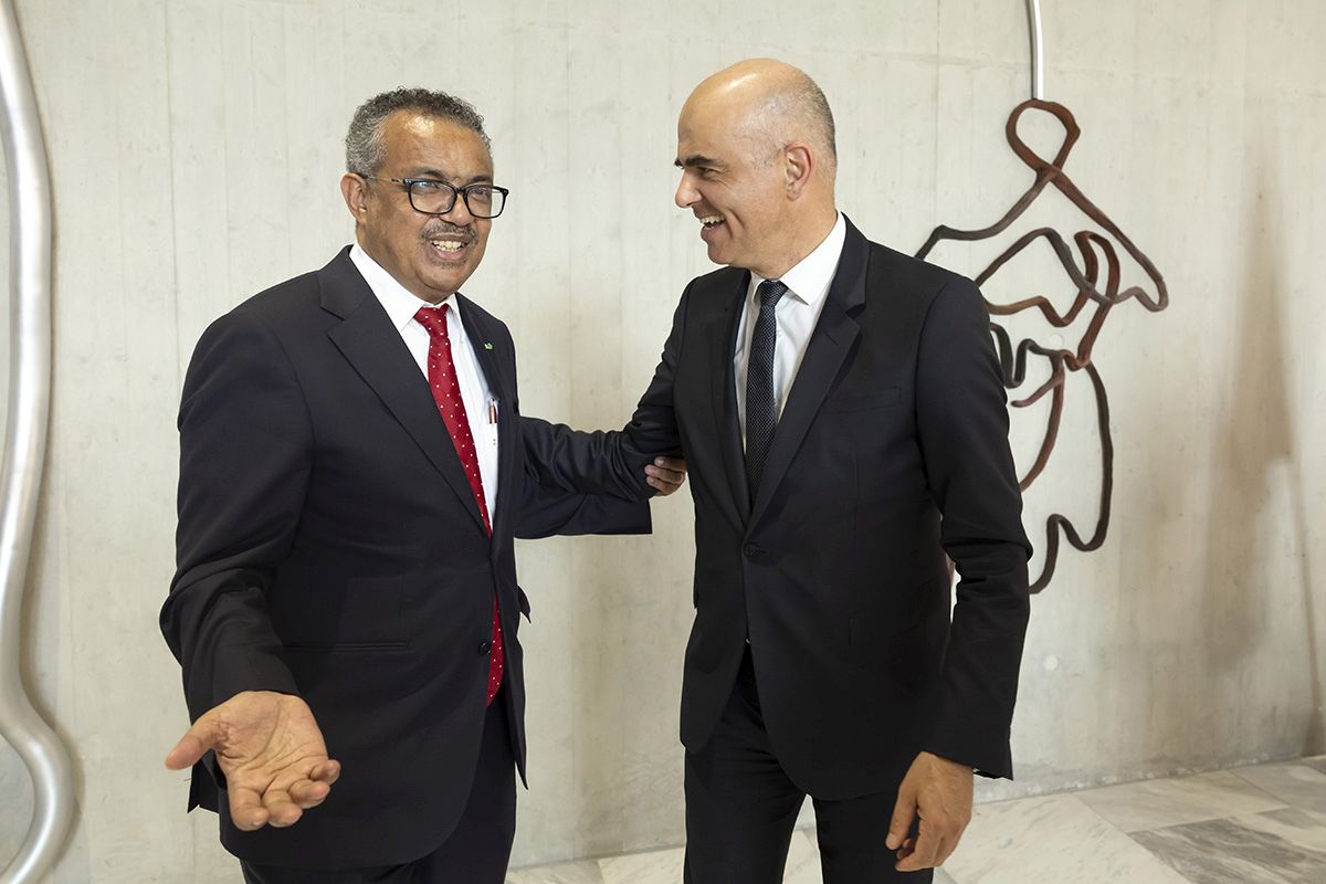 Die offizielle Schweiz steht hinter der WHO: Tedros Adhanom Ghebreyesus, links, Generaldirektor der Weltgesundheitsorganisation (WHO), und der Schweizer Innenminister Alain Berset, rechts, nach der Enthüllung des monumentalen Kunstwerks mit dem Titel «Früchte tragen» am 22. Mai 2022 in Genf. Die Schweiz hat das Kunstwerk der Schweizer Künstlerin Simone Holliger der WHO anlässlich der 75. Weltgesundheitsversammlung der Weltgesundheitsorganisation (WHO) als Zeichen des Engagements für ihr Mandat geschenkt.  Foto: Keystone-SDA / Salvatore Di Nolfi  