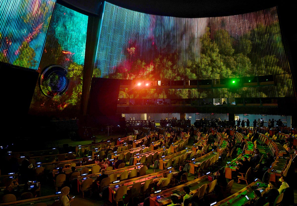  Während der Veranstaltung SDG Moment am 19. September 2022 im Hauptquartier der Vereinten Nationen in New York werden Bilder auf die Wände des Saals der Generalversammlung projiziert. Die Veranstaltung soll die Dringlichkeit und Bedeutung der nachhaltigen Entwicklungsziele der Vereinten Nationen hervorheben. Diese Ziele werden in der Schweiz als Referenzrahmen betrachtet. Foto: Keystone-SDA / AP Photo / Seth Wenig