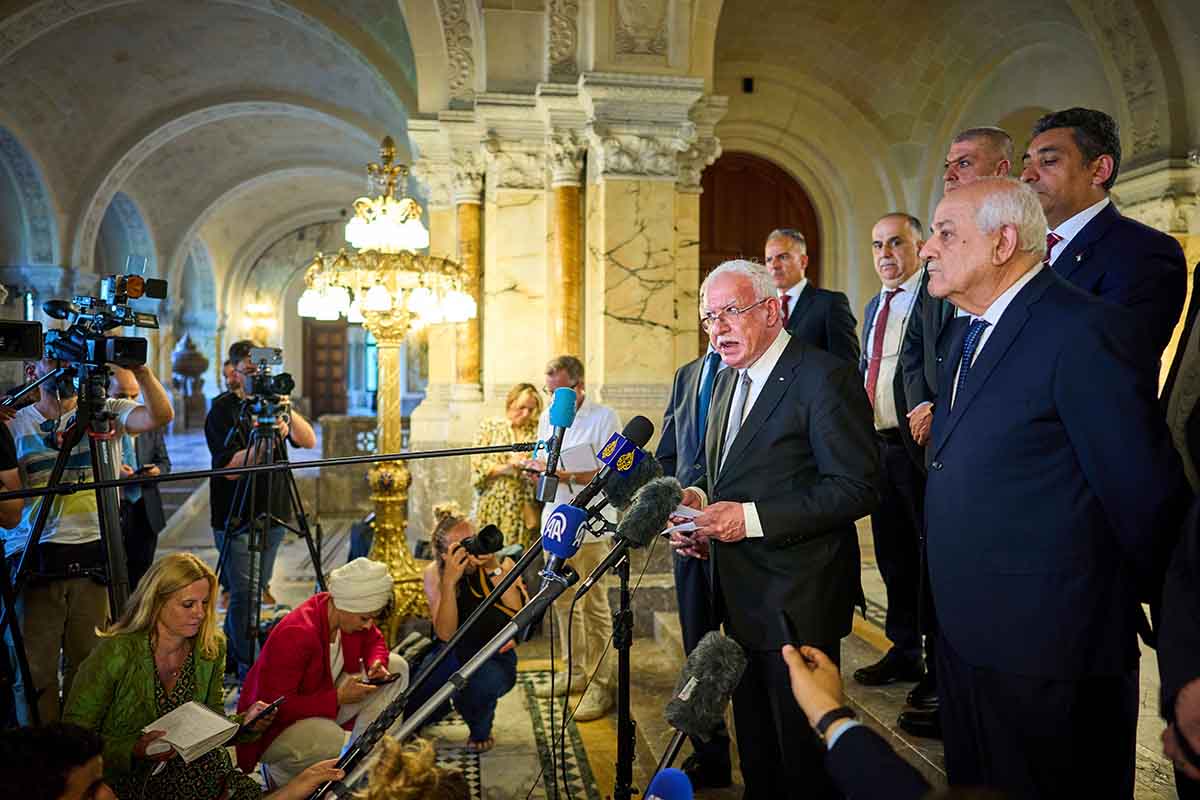 Der palästinensische Aussenminister Riyad al-Maliki spricht a 19. Juli 2024 nach der Verkündung des Rechtsgutachtens des Internationalen Gerichtshofes in Den Haag vor den Medien. Foto: Keystone-SDA/AP/Phil Nijhuis