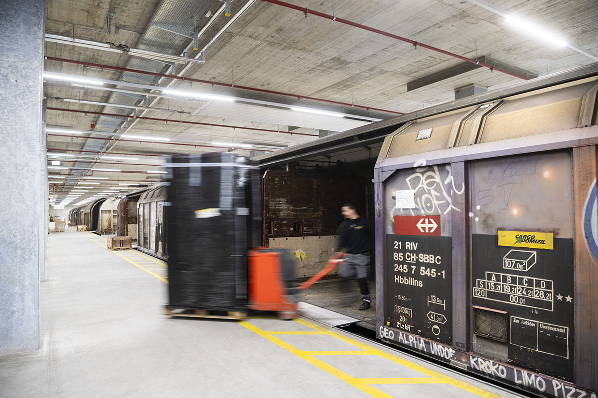 591024300 – Blick in den Innenbereich des Cargo Logistik Centers in Cadenazzo, Schweiz, aufgenommen am 16. November 2023. Foto: KEYSTONE/Ti-Press/Alessandro Crinari