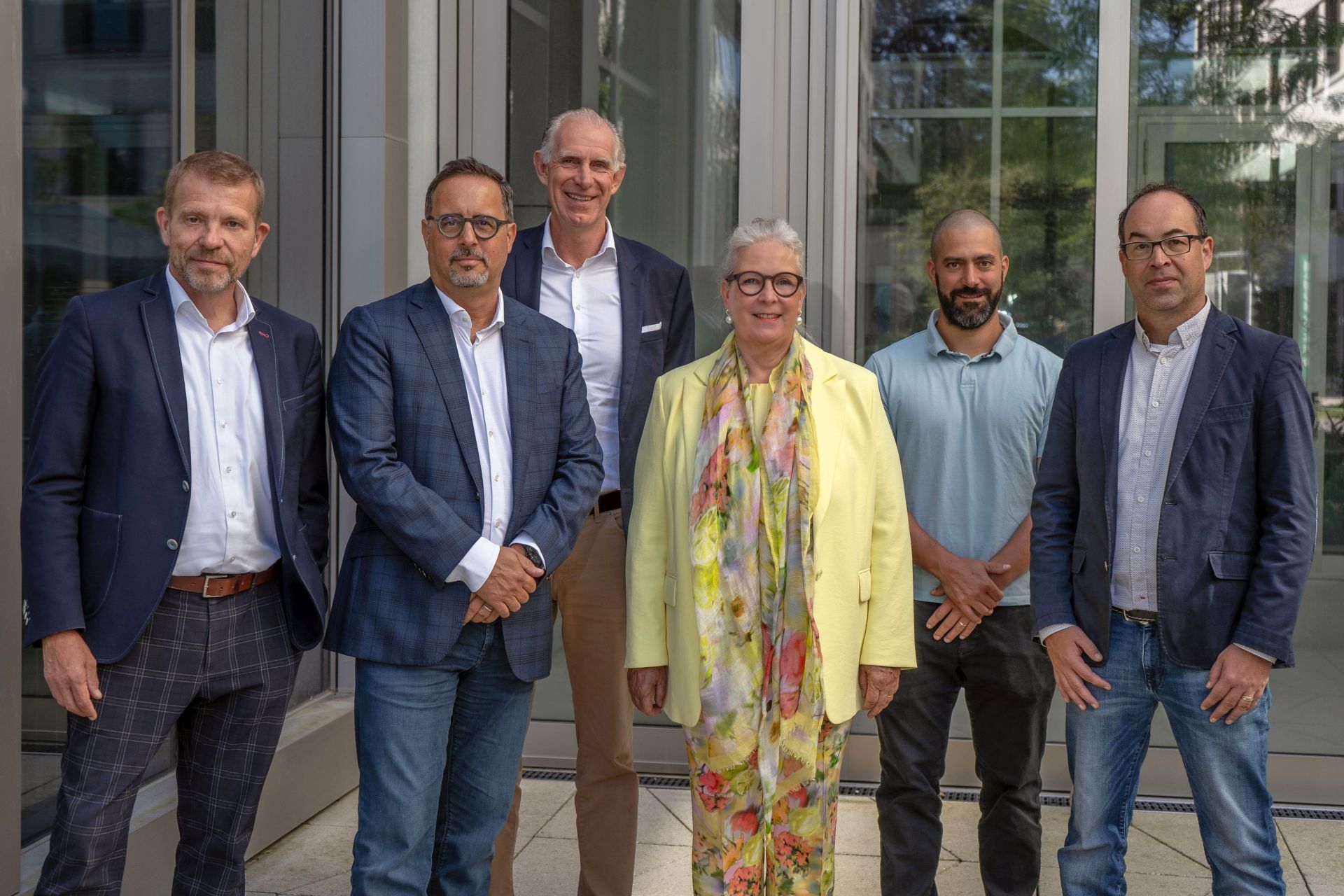 Michael Kaspar (Chefredaktor ZOM), Hanspeter Kellermüller (CEO Keystone-SDA), Ralph Brechlin (CEO ZOM), Karin Lenzlinger (VRP ZOM), Roman Mordasini (CFO ZOM) und Sandro Mühlebach (Stv. CR Keystone-SDA), von links nach rechts, Ende August 2025 nach der Vertragsunterzeichnung in Wetzikon. Foto: Simon Grässle / ZOM Michael Kaspar (Chefredaktor ZOM), Hanspeter Kellermüller (CEO Keystone-SDA), Ralph Brechlin (CEO ZOM), Karin Lenzlinger (VRP ZOM), Roman Mordasini (CFO ZOM) und Sandro Mühlebach (Stv. CR Keystone-SDA), von links nach rechts, Ende August 2025 nach der Vertragsunterzeichnung in Wetzikon. Foto: Simon Grässle / ZOM