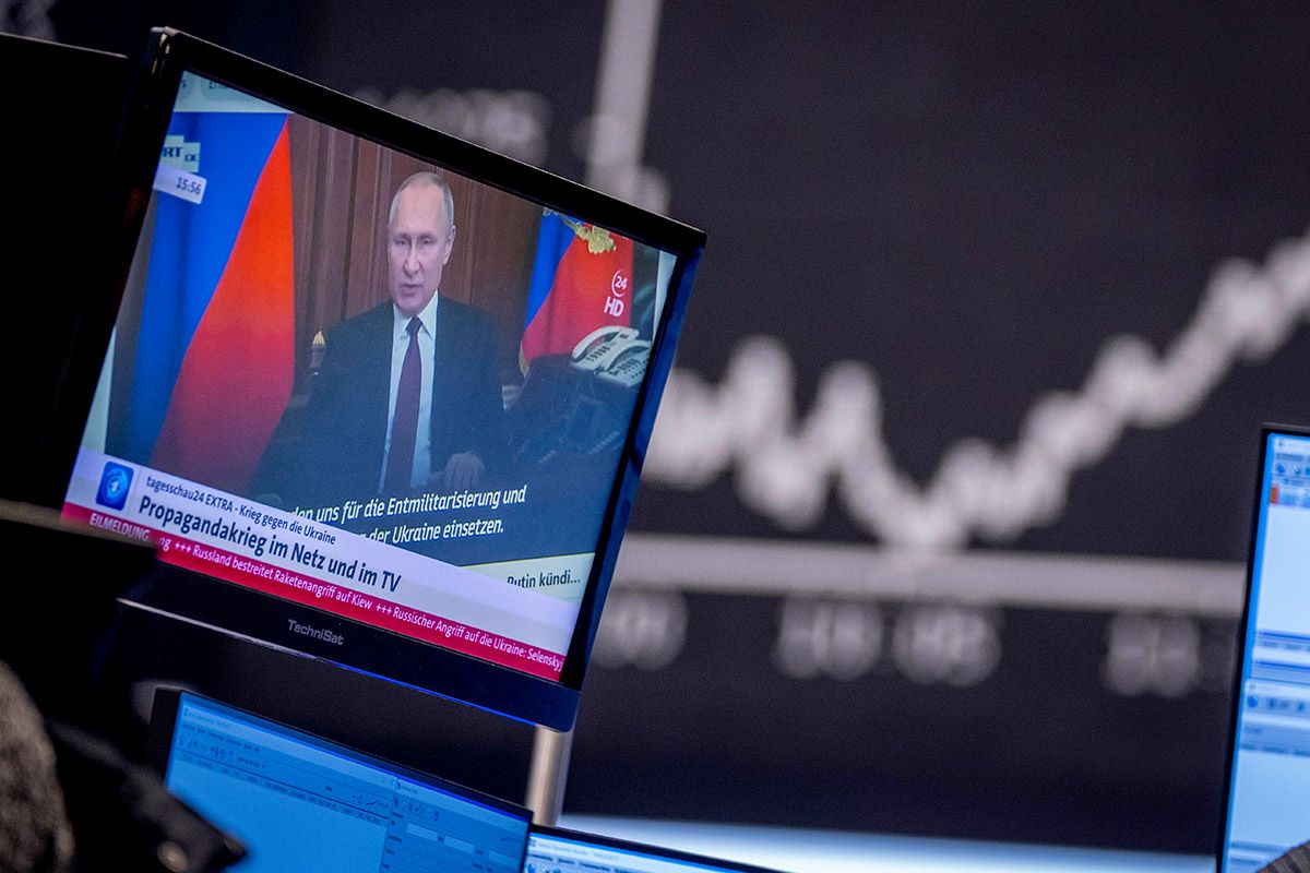 Russlands Präsident Wladimir Putin erscheint auf einem Fernsehschirm an der Frankfurter Börse am 25. Februar 2022. Foto: Keystone-SDA / AP / Michael Probst  