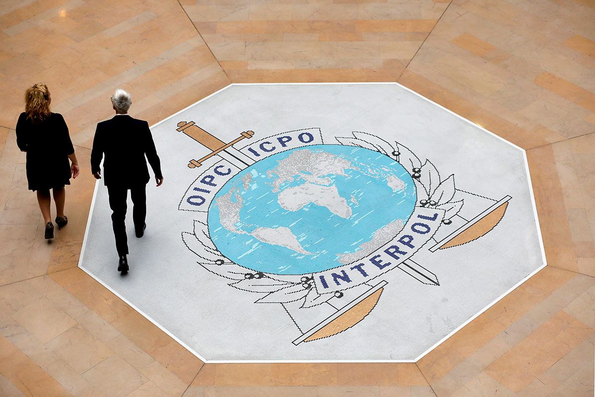 Interpol-Logo beim Eingang des Hauptsitzes in Lyon, aufgenommen am 8. November 2018. Foto: Keytsone-SDA / AP / Laurent Cipriani  