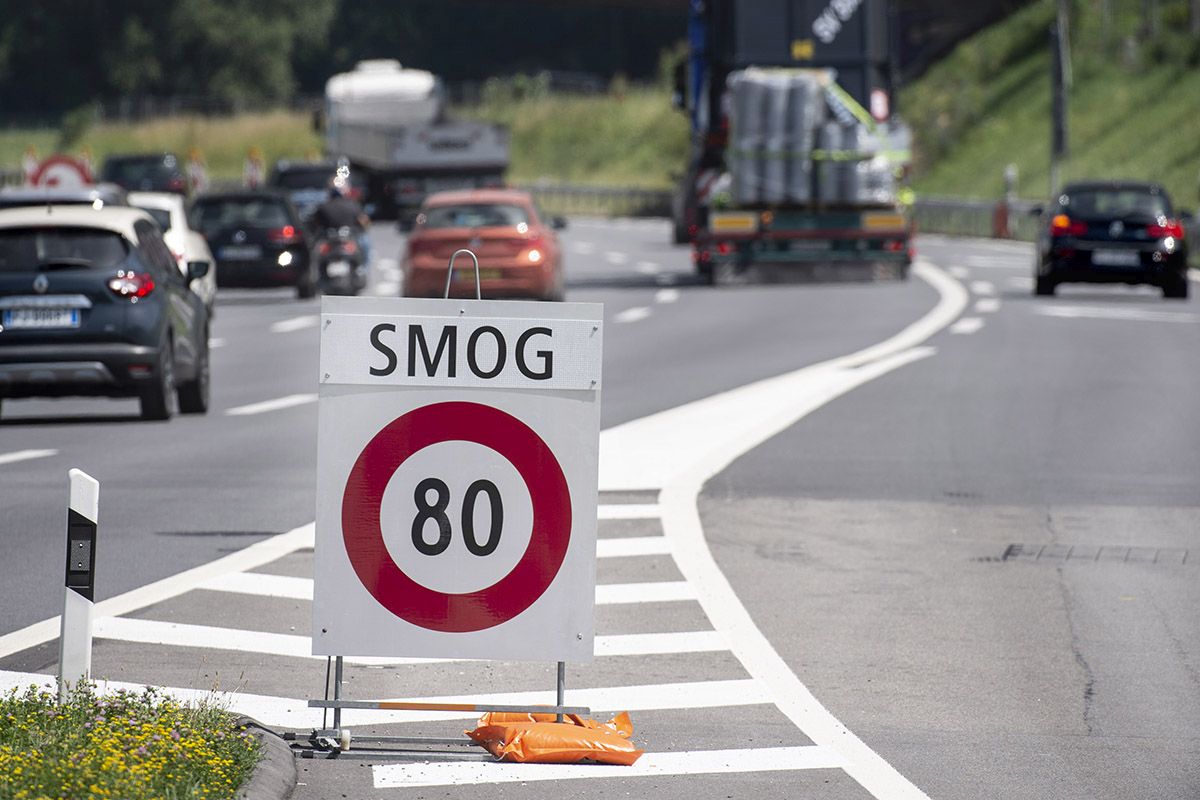 Aufgrund erhöhter Ozonwerte Ende Juni 2019 durfte auf der Autobahn A2 in der Region Mendrisio das Tempo nicht über 80 km/h betragen. Foto: Keystone-SDA / Francesca Agosta