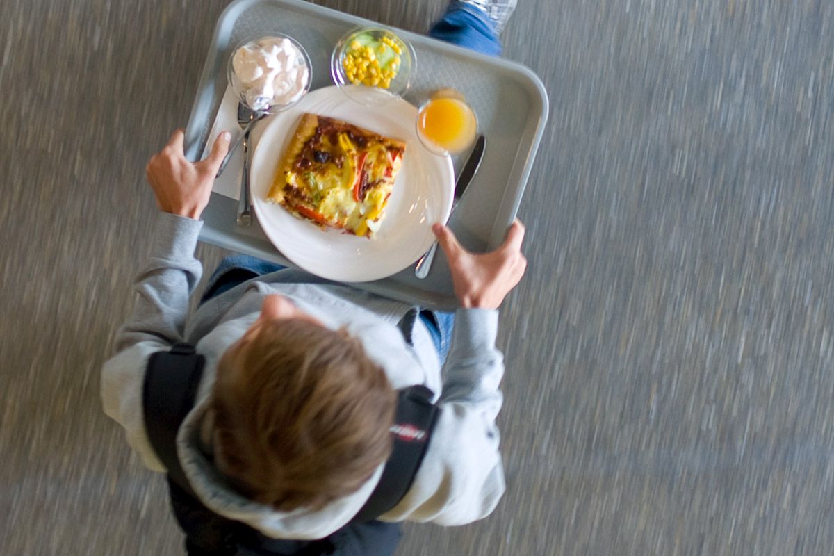 Ein Schüler trägt in einer Schweizer Schulmensa sein Essenstablett zu Tisch. Foto: Keystone-SDA/Gaëtan Bally Ein Schüler trägt in einer Schweizer Schulmensa sein Essenstablett zu Tisch. Foto: Keystone-SDA/Gaëtan Bally