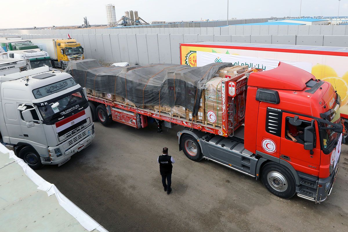 Lastwagen mit humanitären Hilfslieferungen für die Bewohner des Gazastreifens passieren am 22. Oktober 2023 den Grenzposten Rafah zwischen Ägypten und Gaza. Foto: Keystone-SDA/epa/Khaled Elfiqi