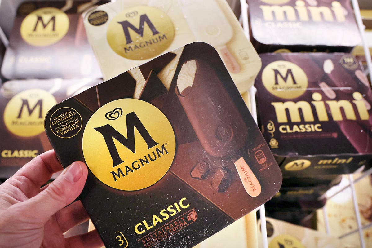 Neben klassischem Magnum-Eis kreierte der Konzern Unilever auch veganes Magnum-Eis. Foto: Keystone-SDA / EPA/ Andy Rain