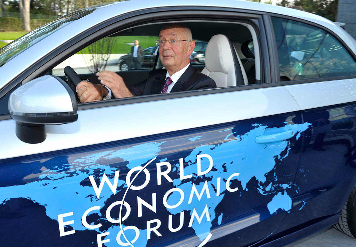 Ankunft des Gründers des World Economic Forums Klaus Schwab beim WEF-Hauptquartier in Genf anlässlich der 40. Jubiläumsfeier am 26. August 2010. Auch der Chef geniesst wie seine Organisation keine Immunität. Foto: Keystone-SDA / Martial Trezzini