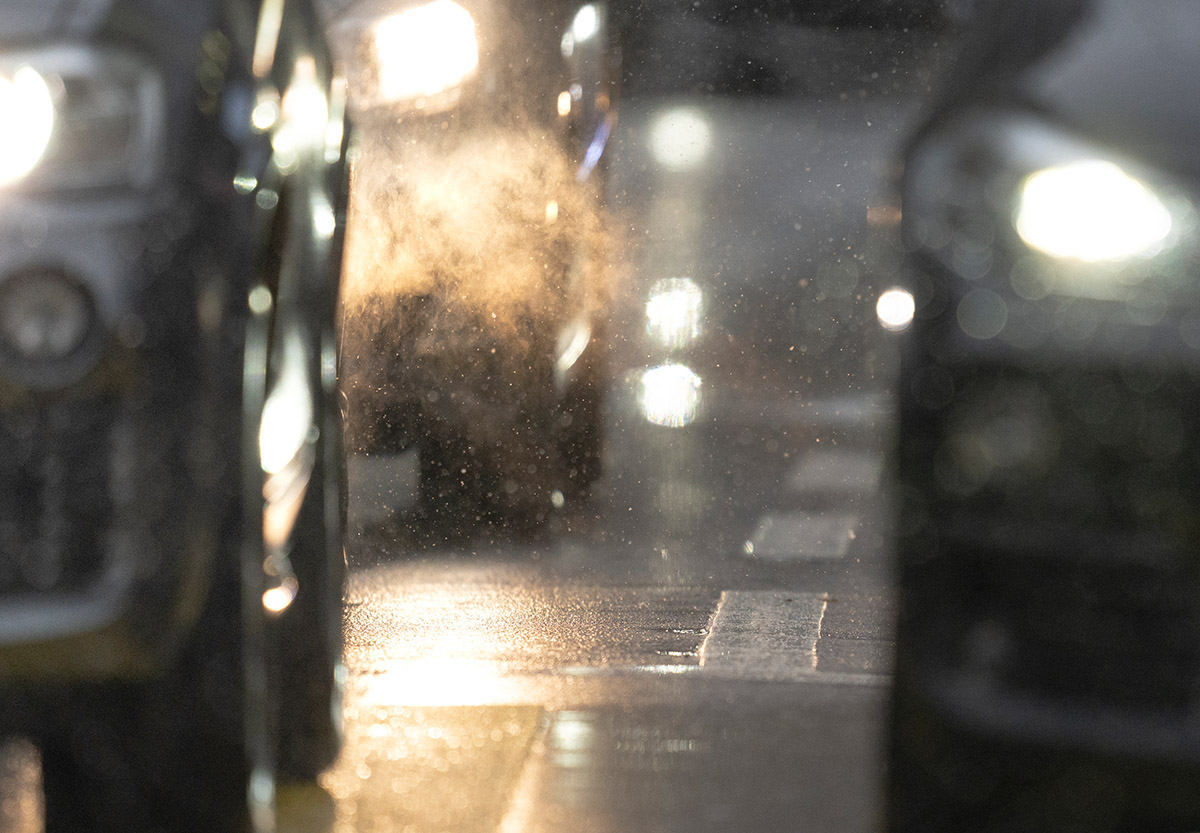 Verbrenner (umgangssprachlich für Fahrzeuge mit Verbrennungsmotor) im Februar 201 im Zürcher Abendverkehr bei winterlichem Wetter. Foto: Keystone-SDA / Gaëtan Bally