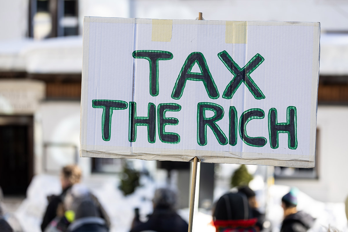 Demonstranten am 14. Januar 2024 in Davos: Sie kritisieren das Weltwirtschaftsforum (WEF) in seiner Rolle und werfen den teilnehmenden Konzernen vor, die aktuellen Krisen zu schüren und davon zu profitieren. Gemäss einer Studie von Oxfam haben die Krisen und Kriege der letzten Jahre die Kluft zwischen Arm und Reich auf der Welt vergrössert. Foto: Keystone-SDA / DPA / Hannes P Albert Demonstranten am 14. Januar 2024 in Davos: Sie kritisieren das Weltwirtschaftsforum (WEF) in seiner Rolle und werfen den teilnehmenden Konzernen vor, die aktuellen Krisen zu schüren und davon zu profitieren. Gemäss einer Studie von Oxfam haben die Krisen und Kriege der letzten Jahre die Kluft zwischen Arm und Reich auf der Welt vergrössert. Foto: Keystone-SDA / DPA / Hannes P Albert