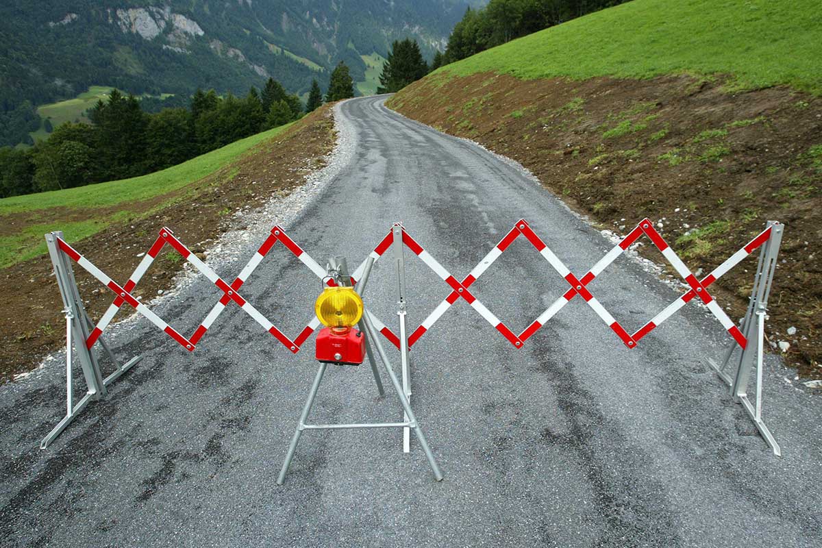 Nach einem Unwetter im August 2005 waren ein Teil der Hauptstrasse vor Engelberg sowie Teile der Eisenbahnlinie Stand-Engelberg weggerissen worden, worauf eine obere und eine untere Notstrasse erstellt wurden. Im September 2005 musste dann die Schwandstrasse, die zwischen Grafenort und Engelberg errichtete obere Notstrasse, wegen eines weiteren Erdrutschs gesperrt werden; die untere Notstrasse konnte wie geplant offen bleiben. Foto: Keystone-SDA, Urs Flüeler.