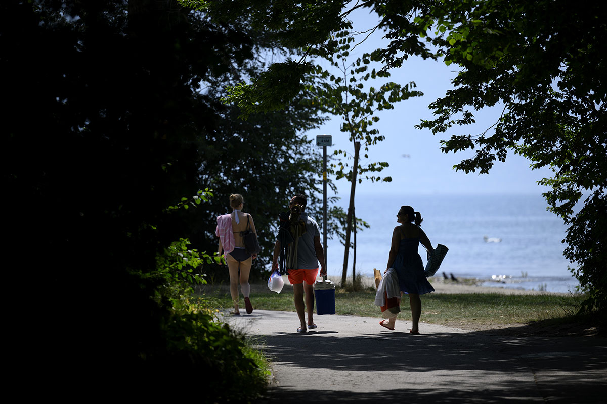 Die Grünanlage von Vidy (plage de Vidy) in Lausanne – hier am 19. Juni 2022 – ist ein beliebter Treffpunkt. Auch an diesem Strand wird immer wieder Abfall unachtsam liegen gelassen, was für Ärger sorgt. Foto: Keystone-SDA/Laurent Gilliéron