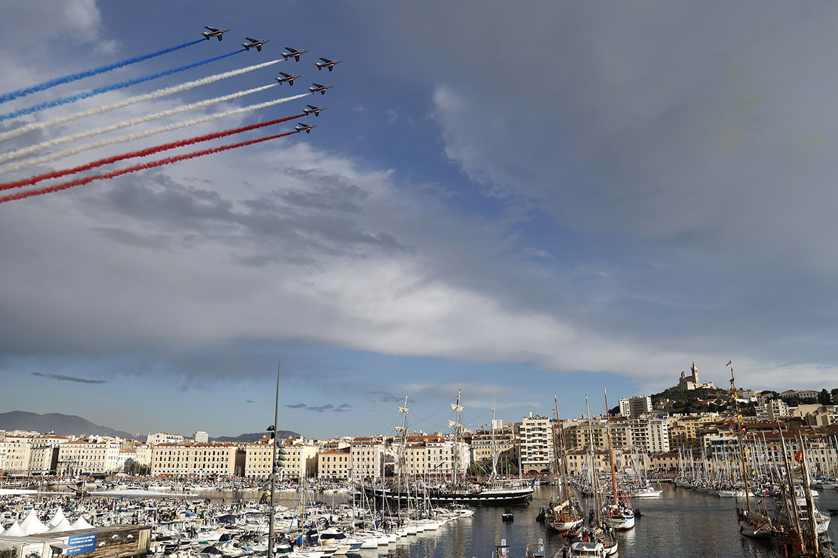  Flugzeuge der Patrouille de France überfliegen den Alten Hafen von Marseille am 8. Mai 2024 anlässlich der Feierlichkeiten zur Ankunft des Olympischen Feuers im Gastgeberland Frankreich. Der farbige Rauch zeigt die Farben der französischen Flagge, der sogenannten Trikolore Blau – Weiss – Rot. Foto: Keystone-SDA / epa / Sebastian Nogier