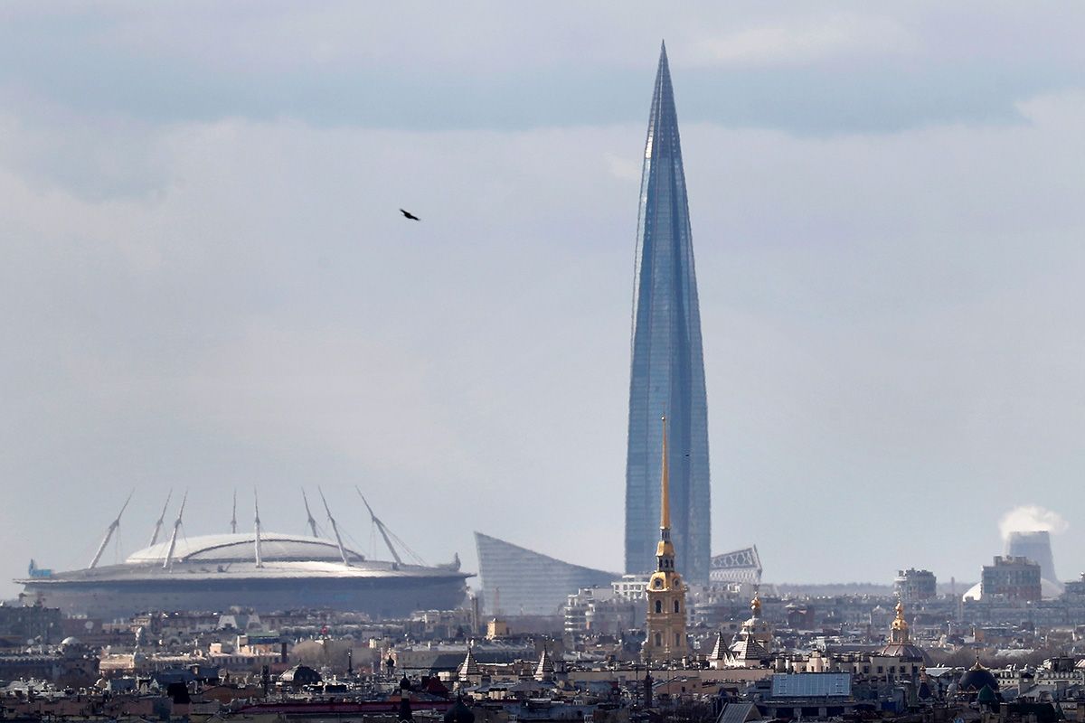 Der Geschäftsturm Lakhta Centre, der Hauptsitz des russischen Gasmonopols Gazprom und das Stadion Gazprom Arena sind am 29. April 2022 hinter der Peter-und-Paul-Kathedrale in St. Petersburg zu sehen. Foto: Keystone-SDA / epa / Anatoly Maltsev