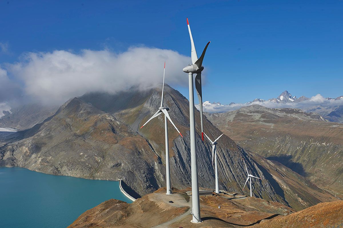 Windturbinen am höchstgelegenen Windpark in Europa neben dem Griessee, einem Speichersee in der Nähe des Nufenenpasses. Die vier Windturbinen der SwissWinds GmbH wurden am 30. September 2016 eingeweiht. Foto: Keystone-SDA / Sedrik Nemeth