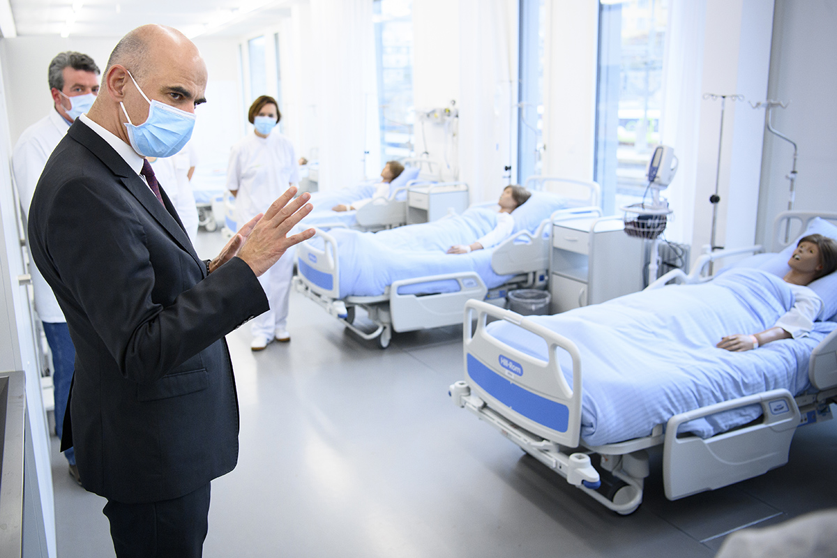 Abbildung 1: Alain Berset an der Haute École Arc Santé. Foto: Keystone-SDA / Laurent Gilliéron