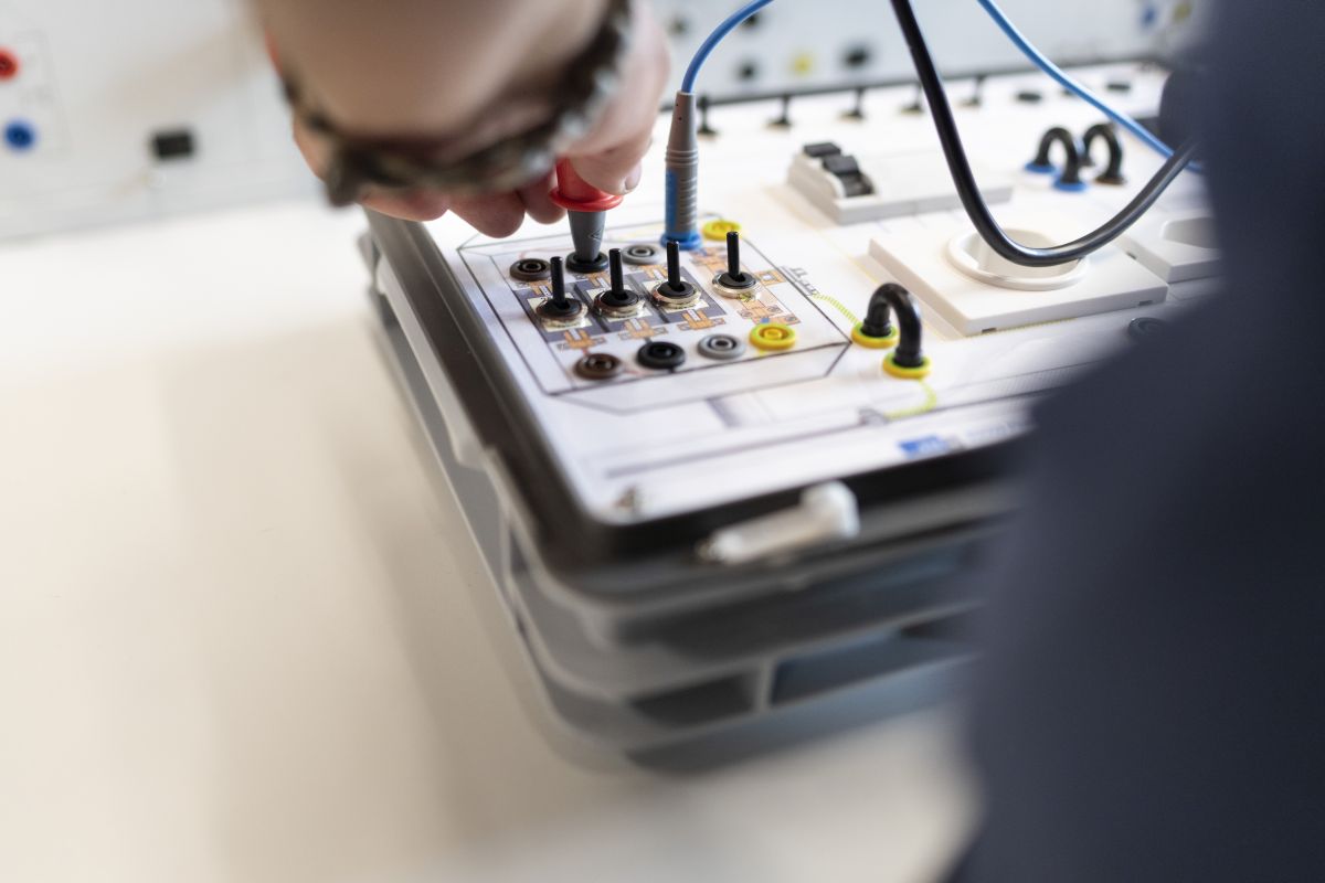 524580910 – Un participant à la formation de soldeur mesure le courant électrique d'un panneau solaire lors d'un cours pratique le 3 juin 2022  à l'Energieakademie Toggenburg à Wattwil, Saint-Gall. Photo:  KEYSTONE | Gaëtan Bally