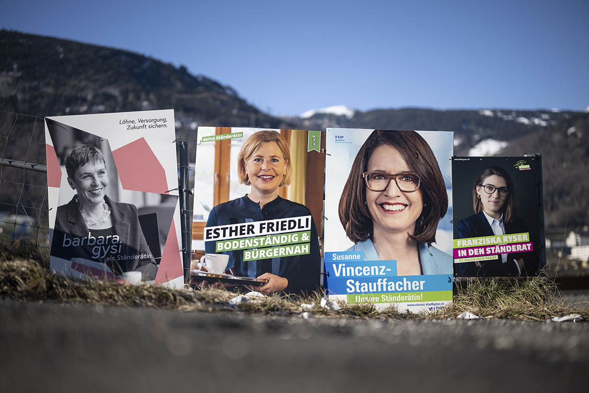 Wahlplakate der Kandidatinnen Barbara Gysi (SP), Esther Friedli (SVP), Susanne Vincenz-Stauffacher (FDP) und  Franziska Ryser (Grüne) für die Ständeratswahlen vom 12. März - Sargans, am 14. Februar 2023. Foto: KEYSTONE / Gian Ehrenzeller