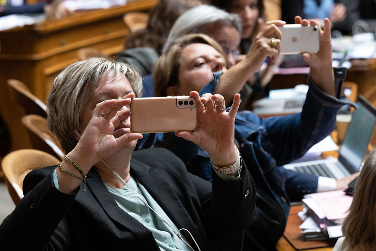 Best of des sessions : les conseillères nationales Valérie Piller Carrard, PS-FR, à gauche, et Ada Marra, PS-VD, suivent le résultat d’une votation le 21 septembre 2022 lors de la session extraordinaire sur le pouvoir d'achat pendant la session d'automne des Chambres fédérales. Photo : KEYSTONE / Peter Schneider