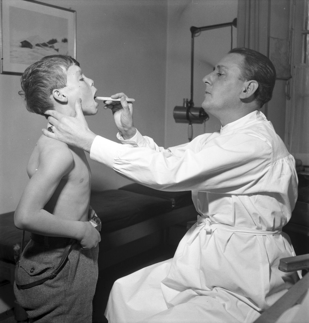 368644697 –  La cavité buccale et les organes du cou sont examinés en novembre 1948 par le service médical scolaire de la ville de Berne.  Photo: KEYSTONE / Photopress Archiv / Walter Studer