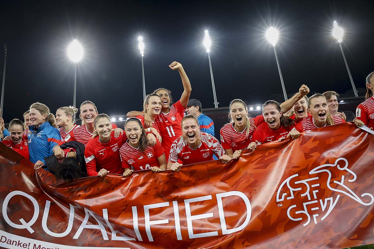 WM-Qualifikation geschafft: Das Schweizer Nationalteam der Frauen jubelt am 11. Oktober 2022 im Stadion Letzigrund in Zürich. Foto: KEYSTONE / Christian Merz 