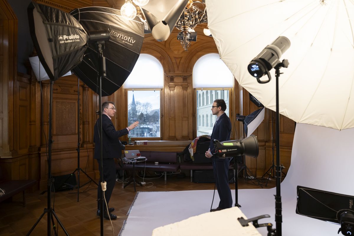 Der Fotograf Gaëtan Bally macht ein Porträt von Nationalrat David Roth, SP-LU, während der Wintersession der Eidgenössischen Räte am 20.Dezember 2023 im Bundeshaus in Bern. Foto: KEYSTONE / Anthony Anex