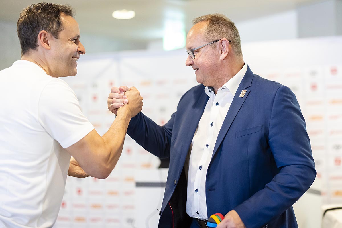 Ralph Stöckli, Chef de Mission von Swiss Olympic, links, und Jürg Stahl, Präsident von Swiss Olympic, rechts, am 8. Juli 2024 in Dietikon. Foto: KEYSTONE / Michael Buholzer 