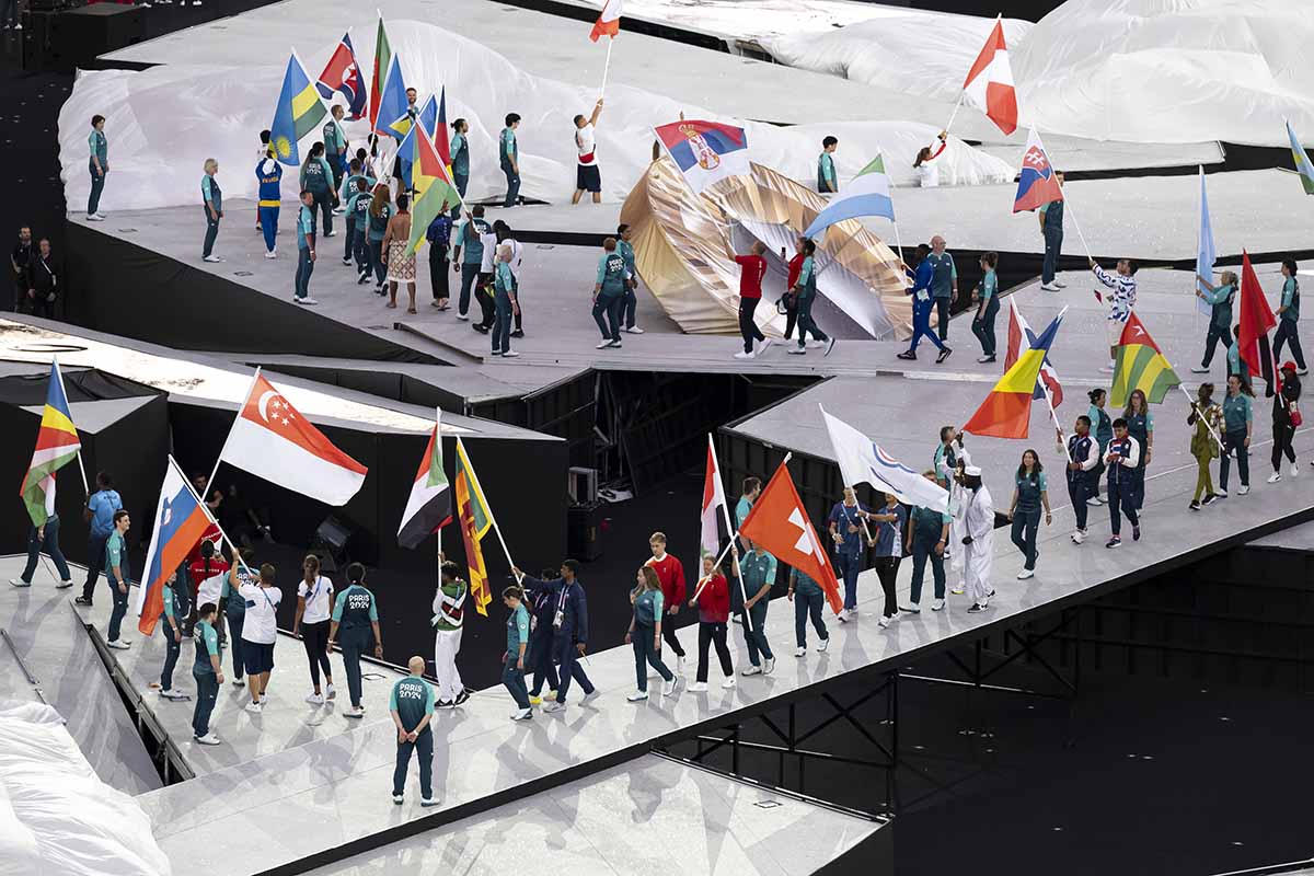 624058634 - La triathlète Julie Derron, au centre de la photo à droite, et le nageur Roman Mityukov, à gauche, sont les porte-drapeaux suisses le 11 août 2024 lors de la cérémonie de clôture des JO 2024 à Paris, qui rassemble les athlètes de tous les pays. Photo: KEYSTONE/ Anthony Anex 624058634 - La triathlète Julie Derron, au centre de la photo à droite, et le nageur Roman Mityukov, à gauche, sont les porte-drapeaux suisses le 11 août 2024 lors de la cérémonie de clôture des JO 2024 à Paris, qui rassemble les athlètes de tous les pays. Photo: KEYSTONE/ Anthony Anex