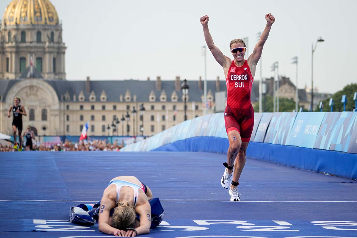 622011660 - Julie Derron célèbre le 31 juillet 2024 sa médaille d’argent dans l’épreuve individuelle de triathlon féminin aux JO 2024 à Paris. Photo: KEYSTON/ AP/ David Goldman