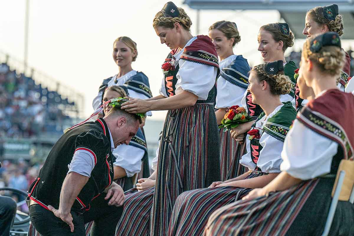 533667860 - Joel Wicki wird am 28. August 2022 beim Festakt des Eidgenössischen Schwing- und Älplerfests in Pratteln (BL) von einer Ehrendame mit dem Kranz zum neuen Schwingerkönig gekrönt. Foto: KEYSTONE / Peter Schneider