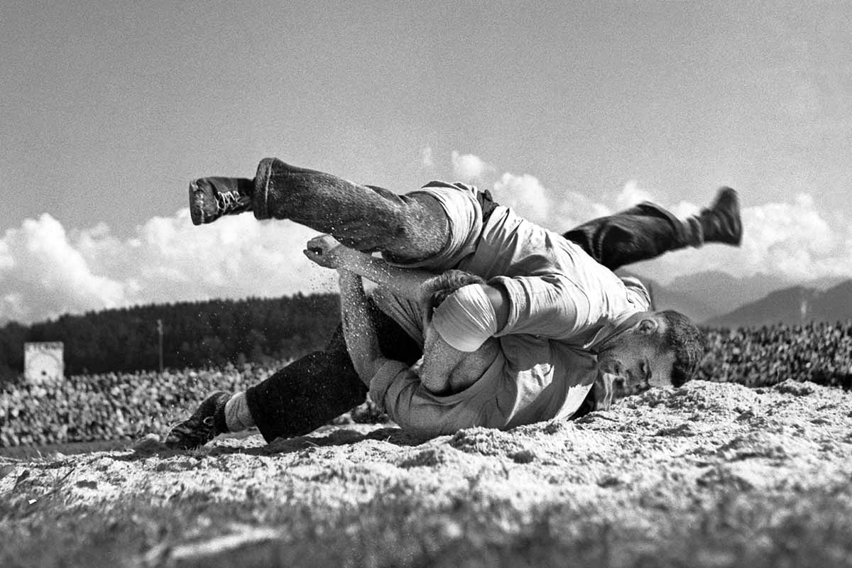 18709870 - Peter Vogt aus Muttenz kämpft am 15. August 1948 in Luzern im Final des Schweizer Schwing- und Älplerfests gegen Peter Haldemann und wird neuer Schwingmeister. Foto: KEYSTONE / Photopress-Archiv