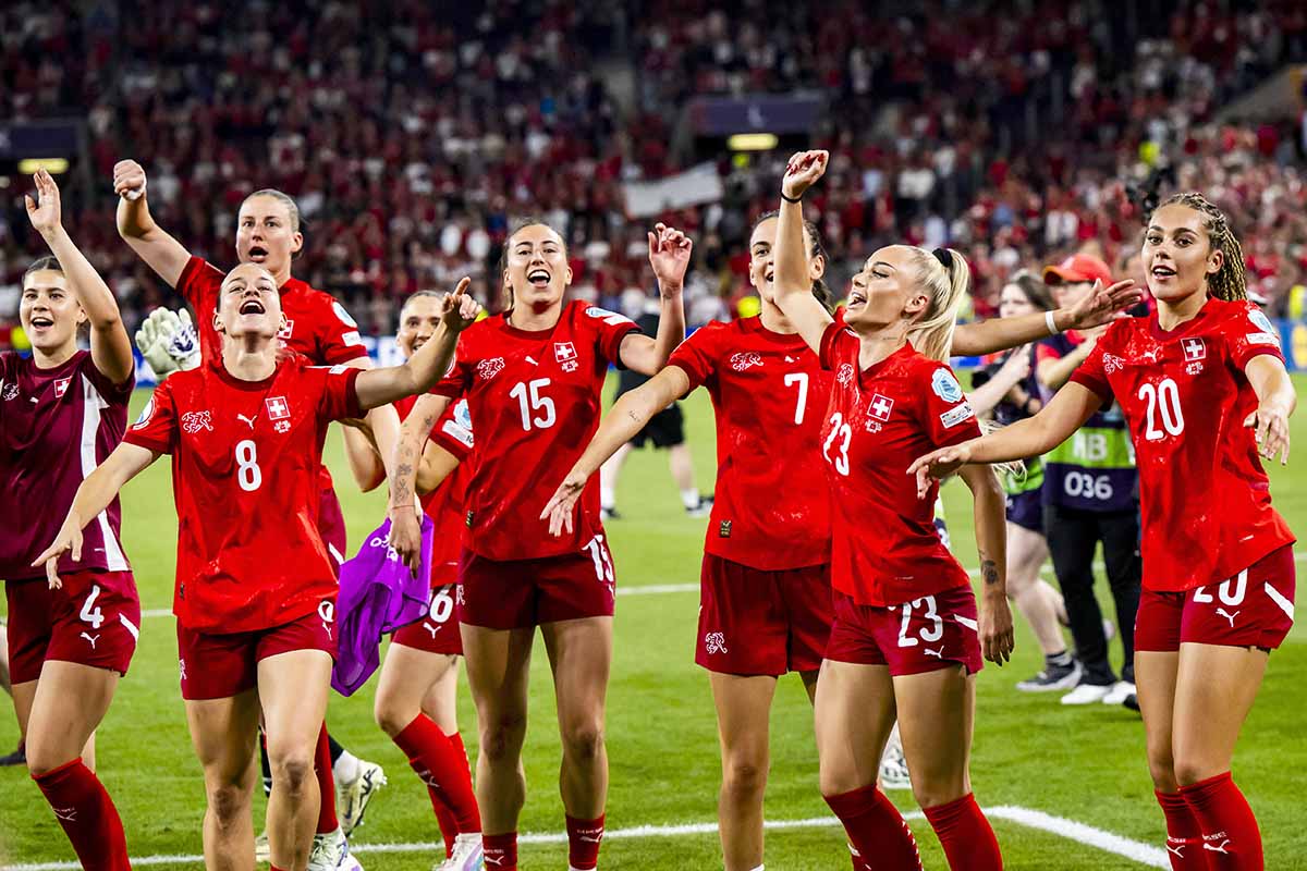 668682380 - Mit einem Unentschieden gegen Finnland schafft es die Schweizer Nationalmannschaft ins Viertelfinal. Foto: KEYSTONE / Jean-Christophe Bott