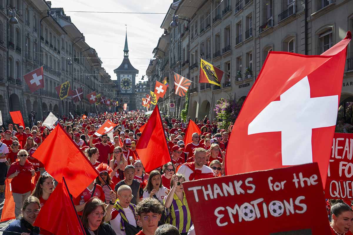669592918 - Danke für die Emotionen: Frauenfussball, Schweizer Fans und ein immer breiteres Publikum am 18. Juli 2025 in Bern. Foto: KEYSTONE / Urs Flüeler 