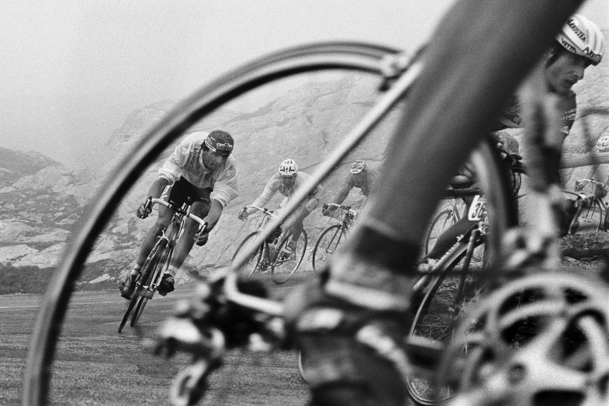 67274185 - Keystone-SDA/Christoph Ruckstuhl - Radprofis an der Tour de Suisse bei der Abfahrt vom San Bernardino 1992. Dieses Foto gewann an den World Press Photo Awards 1993 in der Kategorie Sport den 2. Preis.