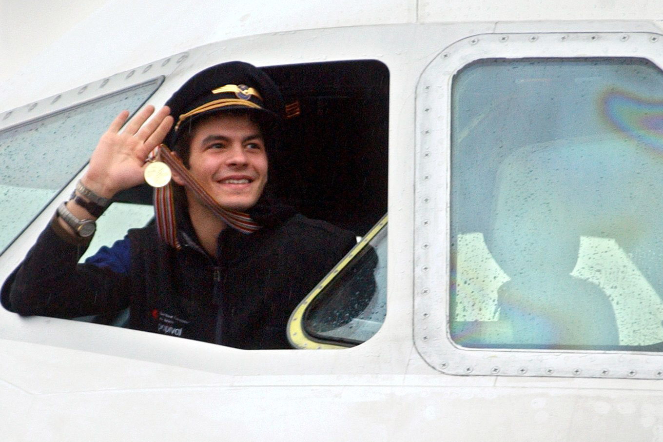 21789505 - Keystone-SDA/Laurent Gilliéron - Stéphane Lambiel kehrt im März 2005 am Flughafen Genf als König der Eiskunstläufer aus Moskau zurück. Als erster Schweizer seit 58 Jahren gewann der Walliser WM-Gold.