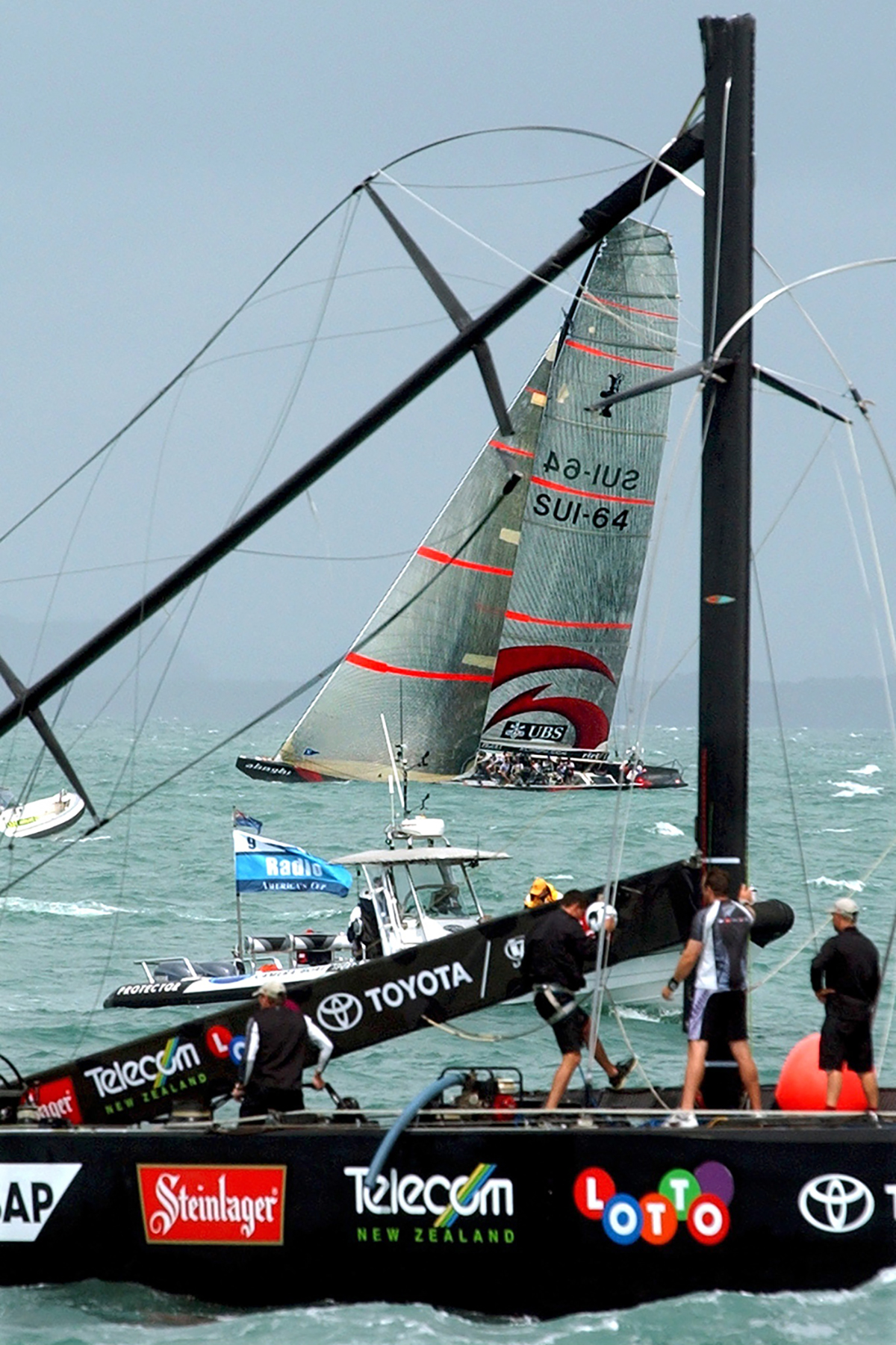 12279090 - Keystone-SDA/Laurent Gilliéron - Alinghi und dem Sieg am America’s Cup ist die Schweiz im Winter 2003 plötzlich eine Segelnation. Symbolisch im Bild der Mastbruch des Teams New Zealand, dem Finalgegner des Schweizer Boots.