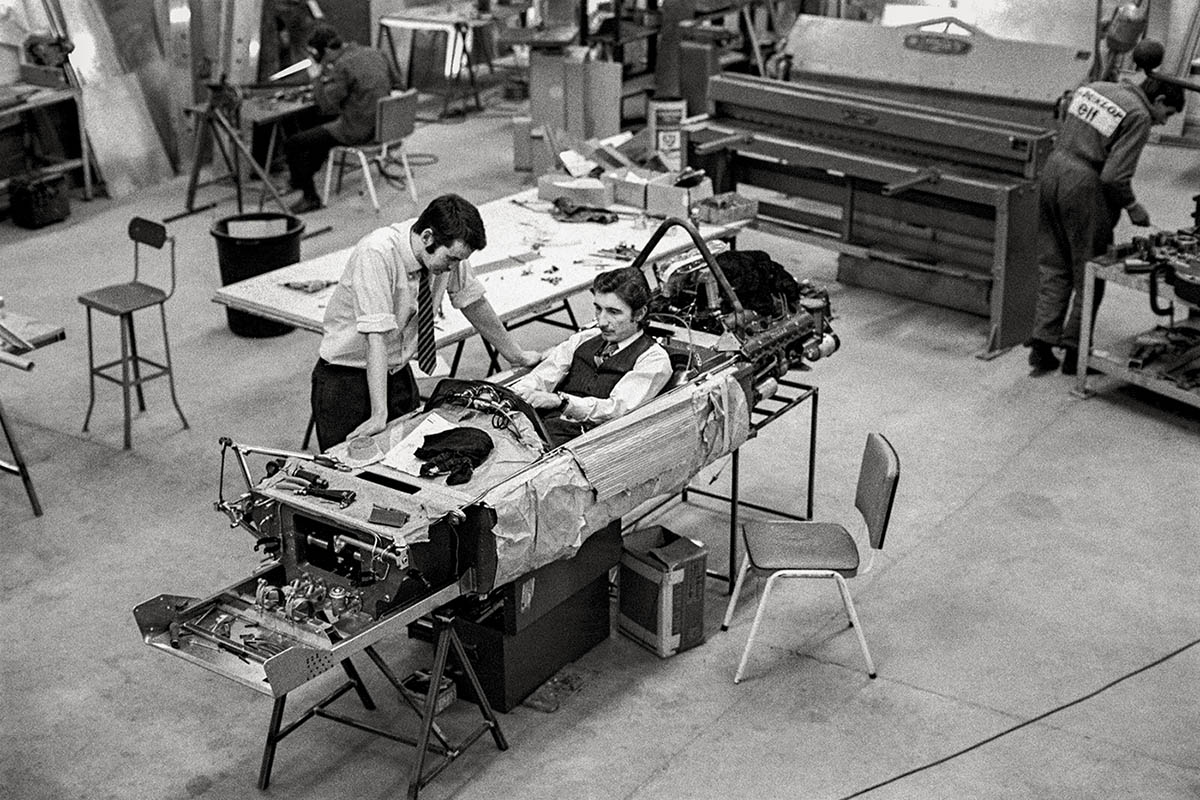 25320310 - Keystone-SDA/Str - Der Formel-1-Pilot Jo Siffert war einer der populärsten Schweizer Sportler seiner Zeit. Im Bild lässt der Freiburger im Winter 1970 die letzten «Massarbeiten» an seinem neuen March-Ford-Boliden vornehmen. Eineinhalb Jahre später starb Siffert bei einem Unfall.